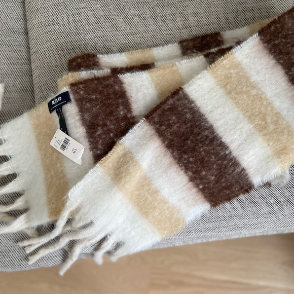 ANTHROPOLOGIE Maeve NWT Cozy Fringe Scarf in Brown Motif Winter Accessories - Picture 5 of 8